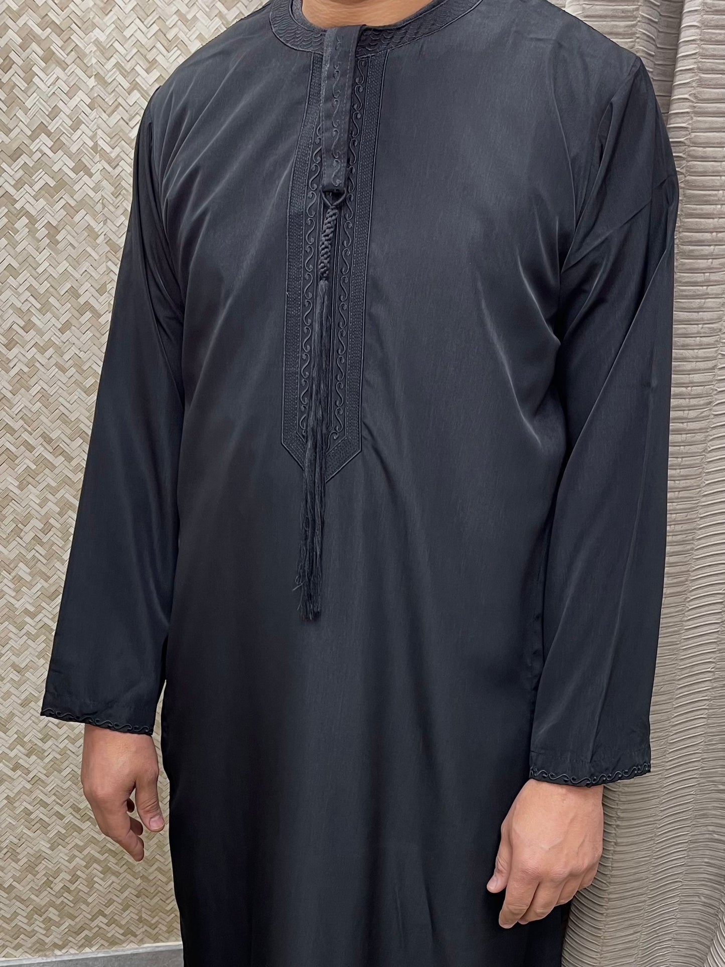 Qamis Noir Traditionnel et Élégant